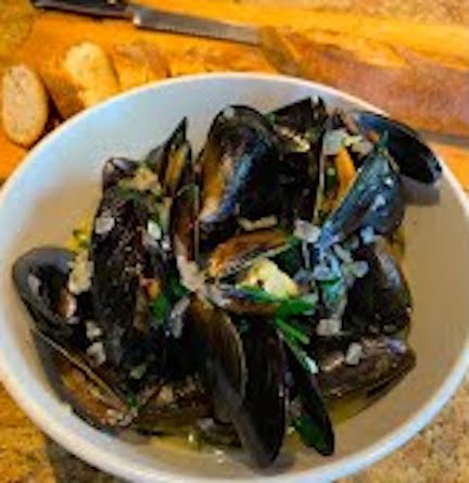 Saffron Mussels with Garlic and White Wine