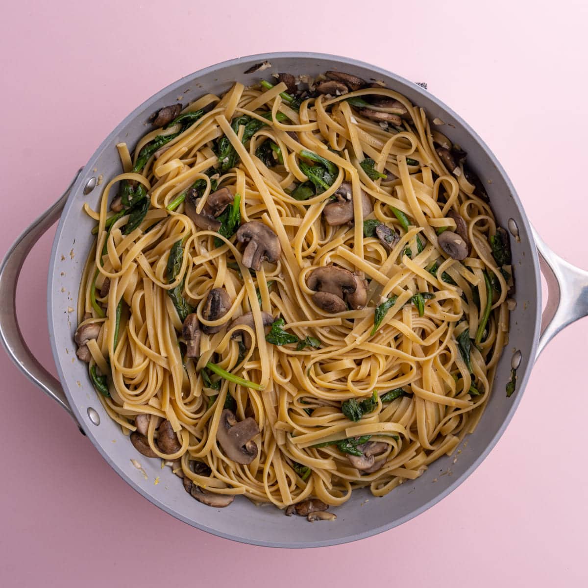 One-Pot Mushroom and Spinach Pasta with White Wine
