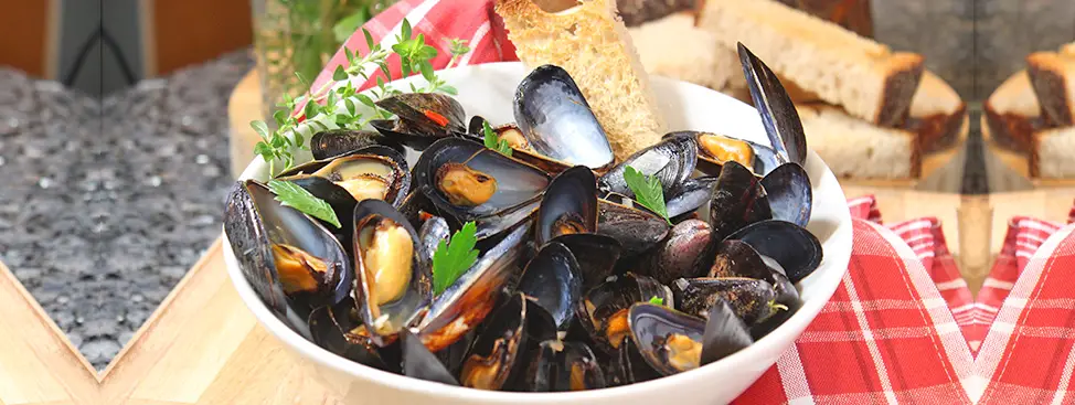 Steamed Mussels with White Wine and Thyme
