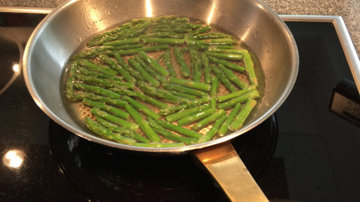 Pan-Seared Lemon-Dill Chicken Thighs with Roasted Asparagus