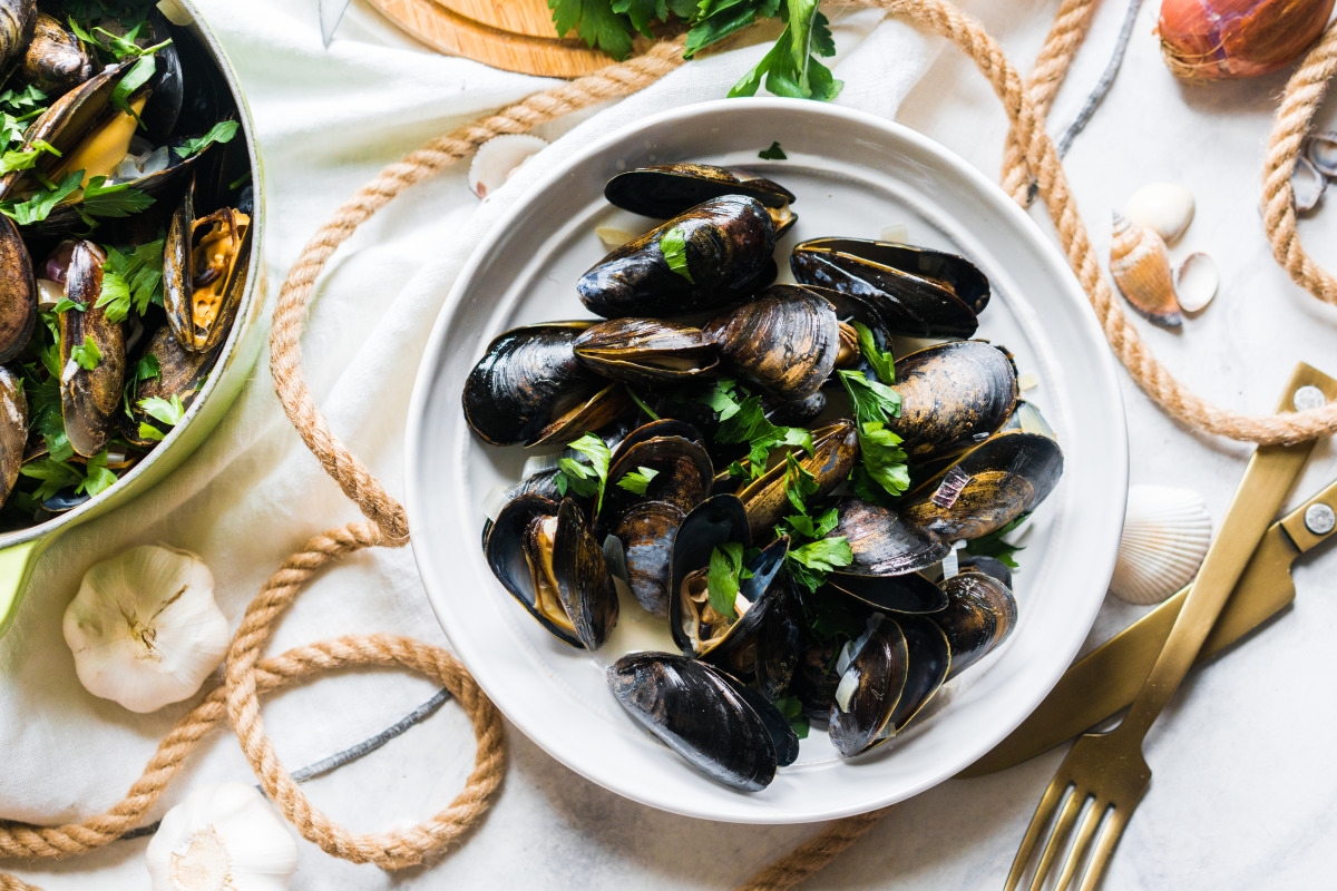 Brussels-Style Mussels with Leek and White Wine