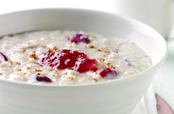Berry-Infused Oatmeal with Toasted Almonds
