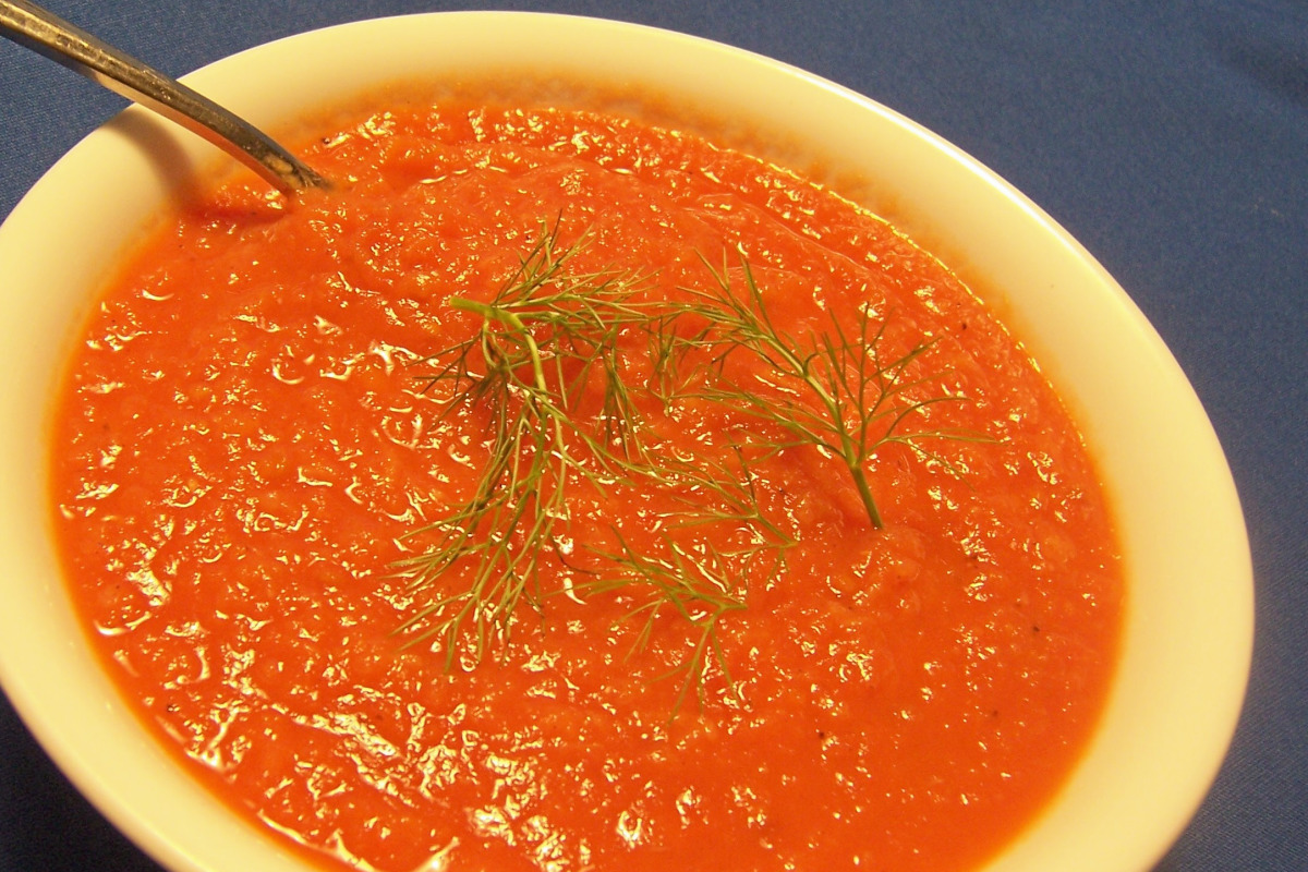 Saffron-Infused Tomato and Fennel Soup