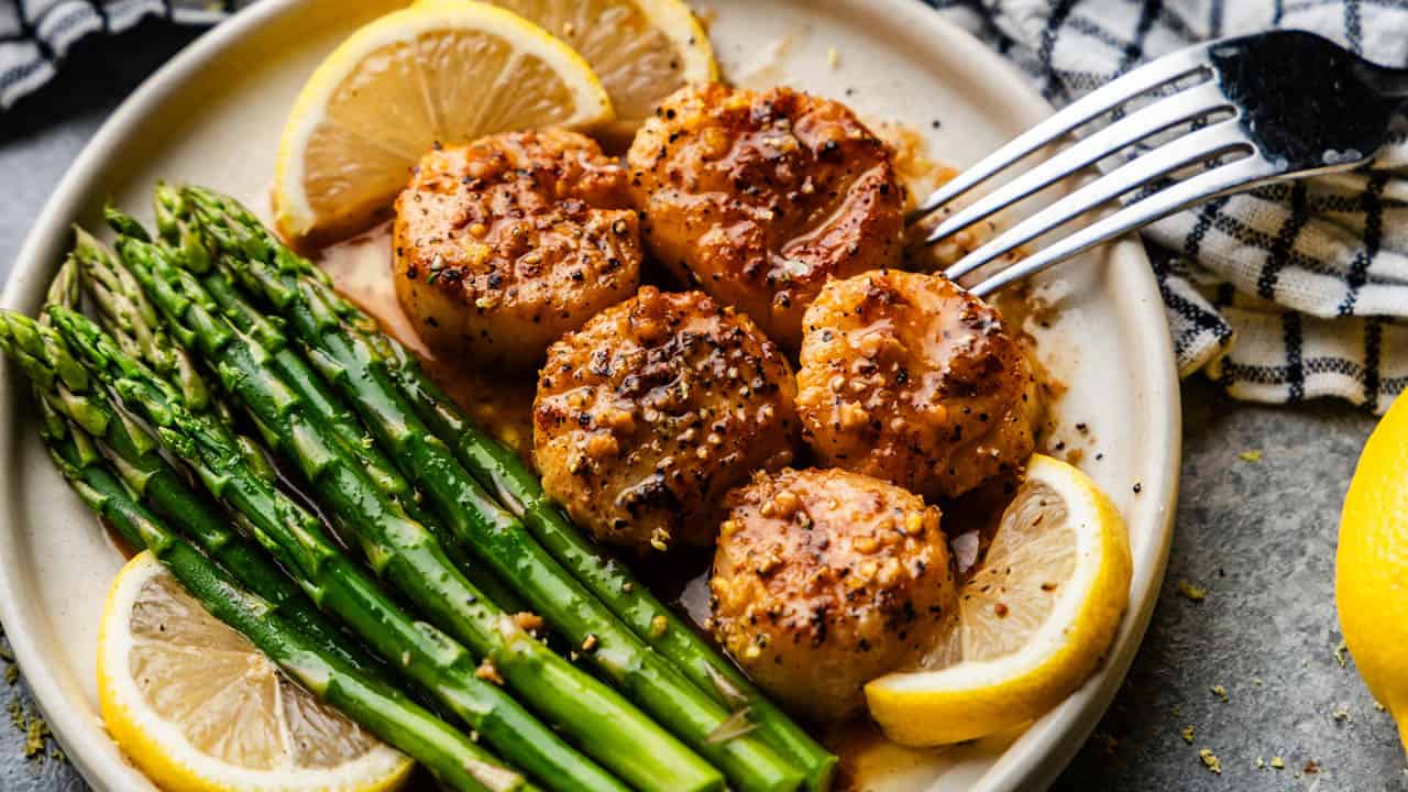 Sautéed Lemon Garlic Scallops with Asparagus