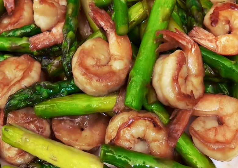 Saffron-Scented Shrimp with Asparagus