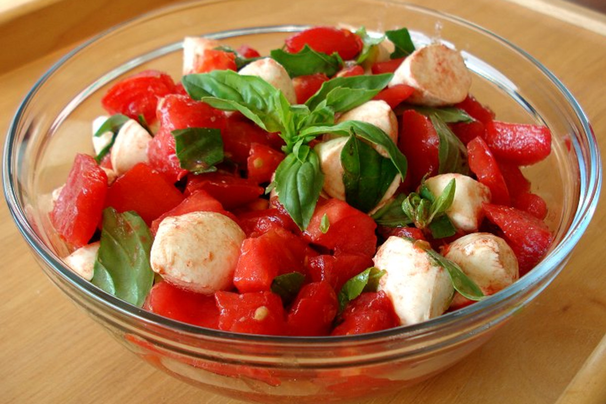Mediterranean Tomato and Mozzarella Salad