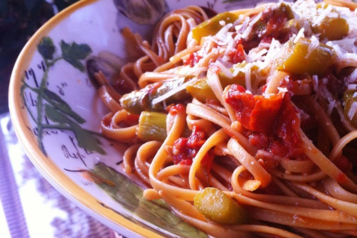 One-Pot Fettuccine with Sun-Dried Tomatoes and Fresh Basil