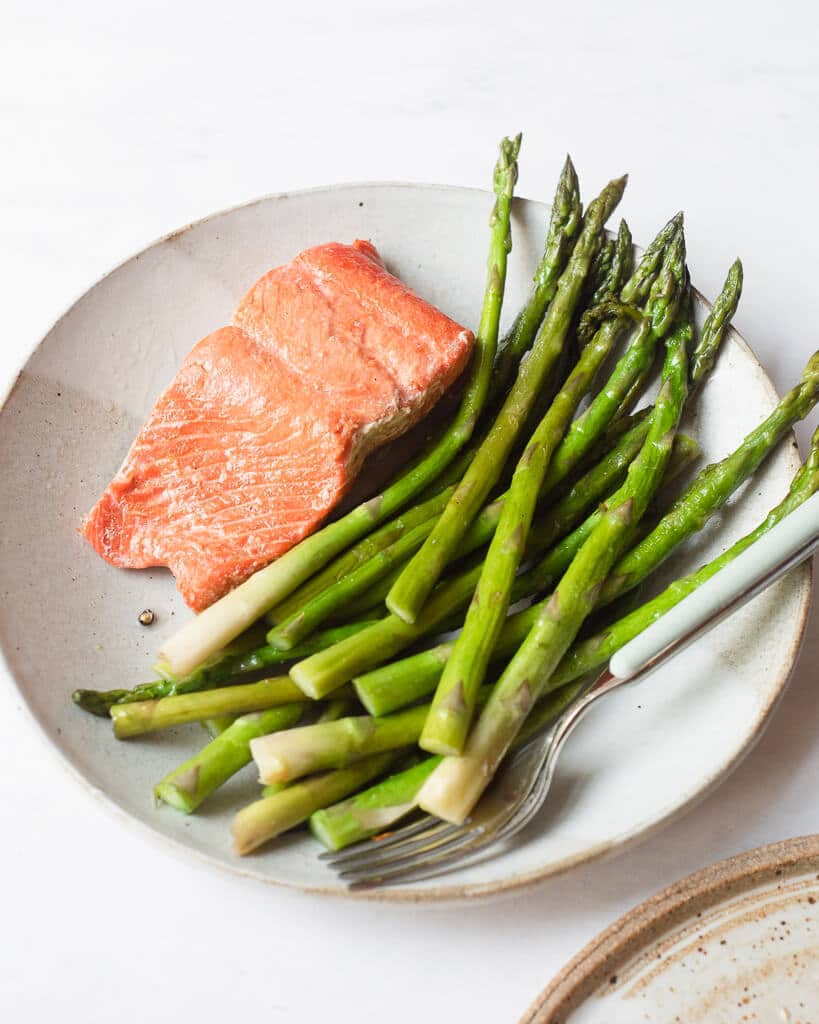 Pan-Seared Salmon with Lemon-Asparagus