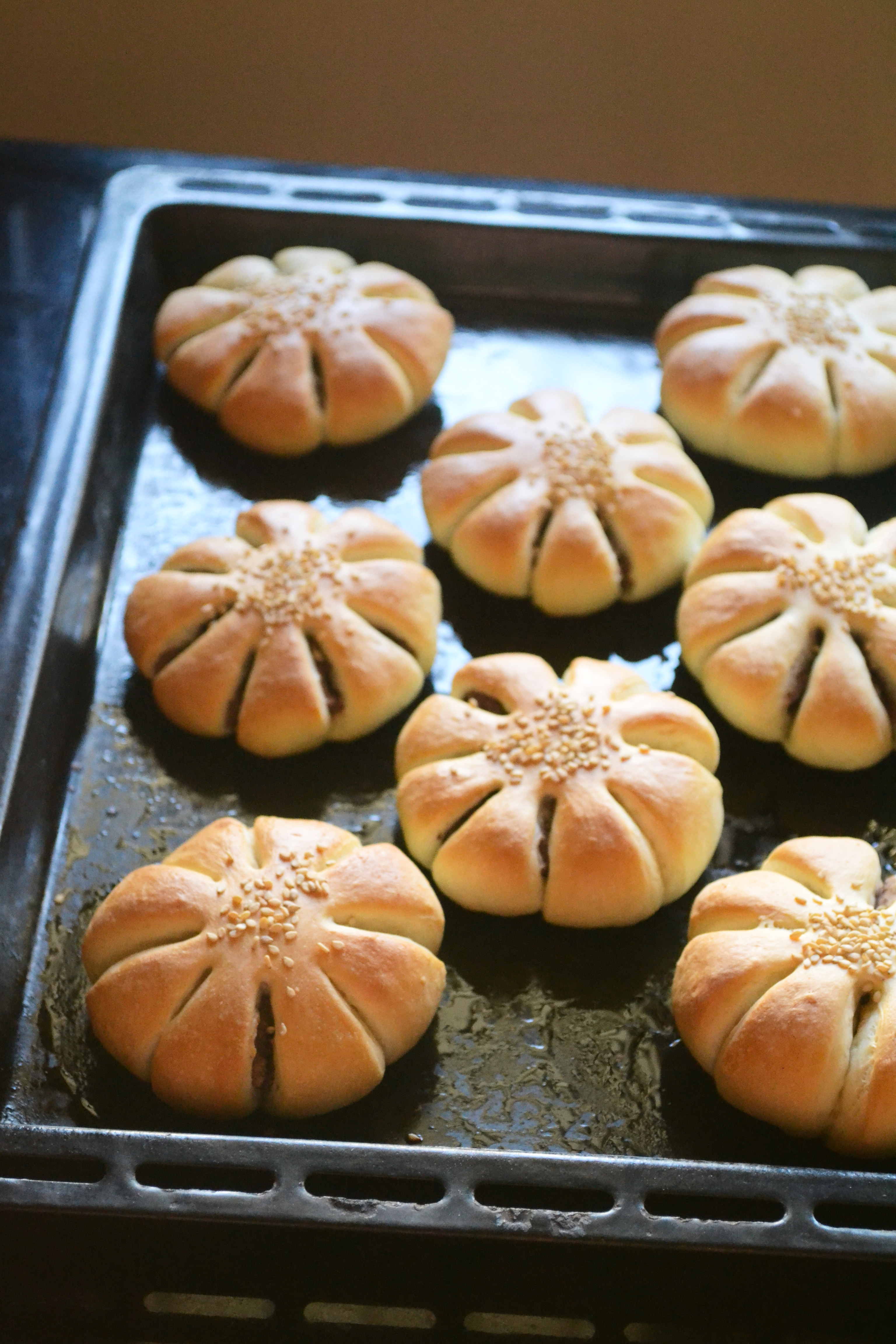 Sweet Red Bean Paste Buns with Crisp Crust