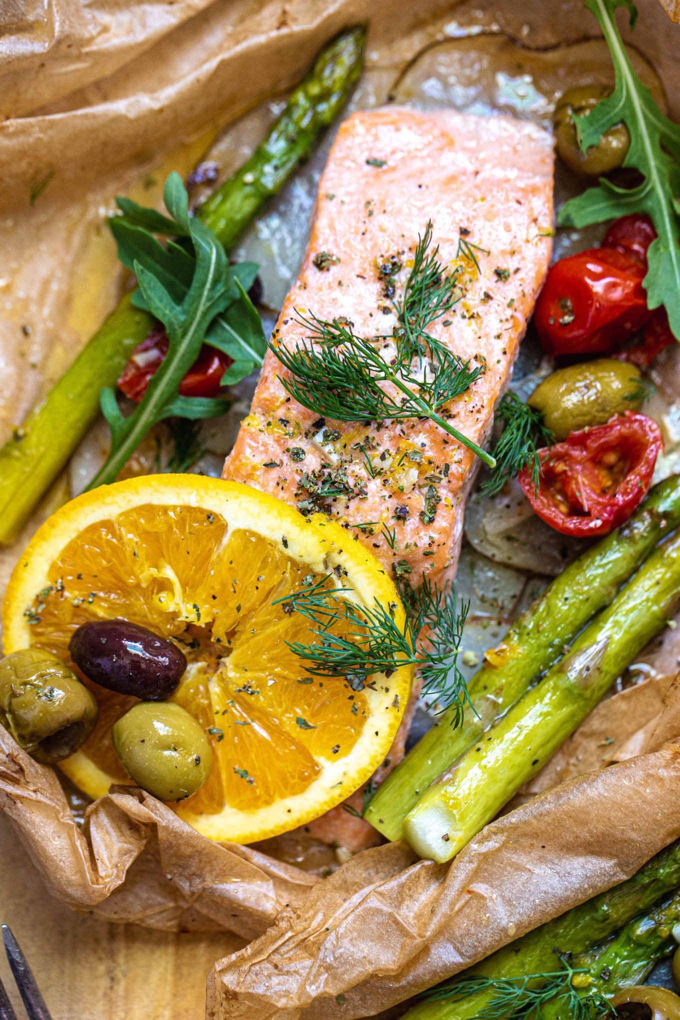 Parchment-Baked Salmon with Asparagus and Cherry Tomatoes