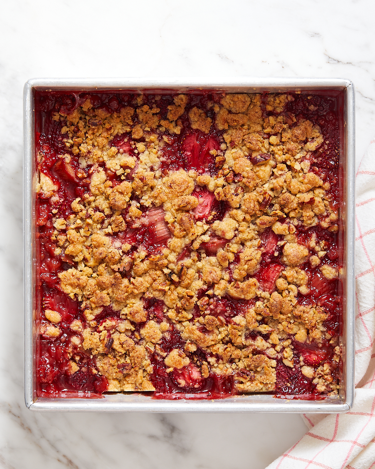 Vegan Rhubarb-Strawberry Crumble with Oat Topping