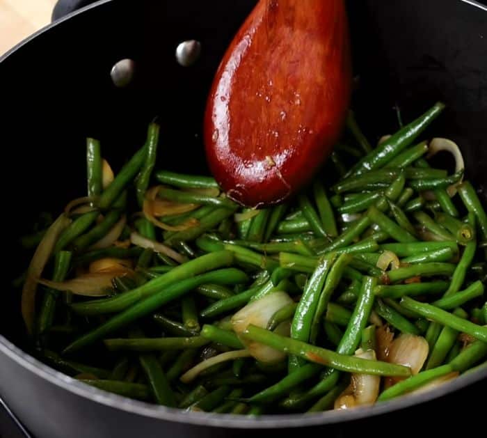 Green Beans Stir-fry with Dried Chilies and Garlic