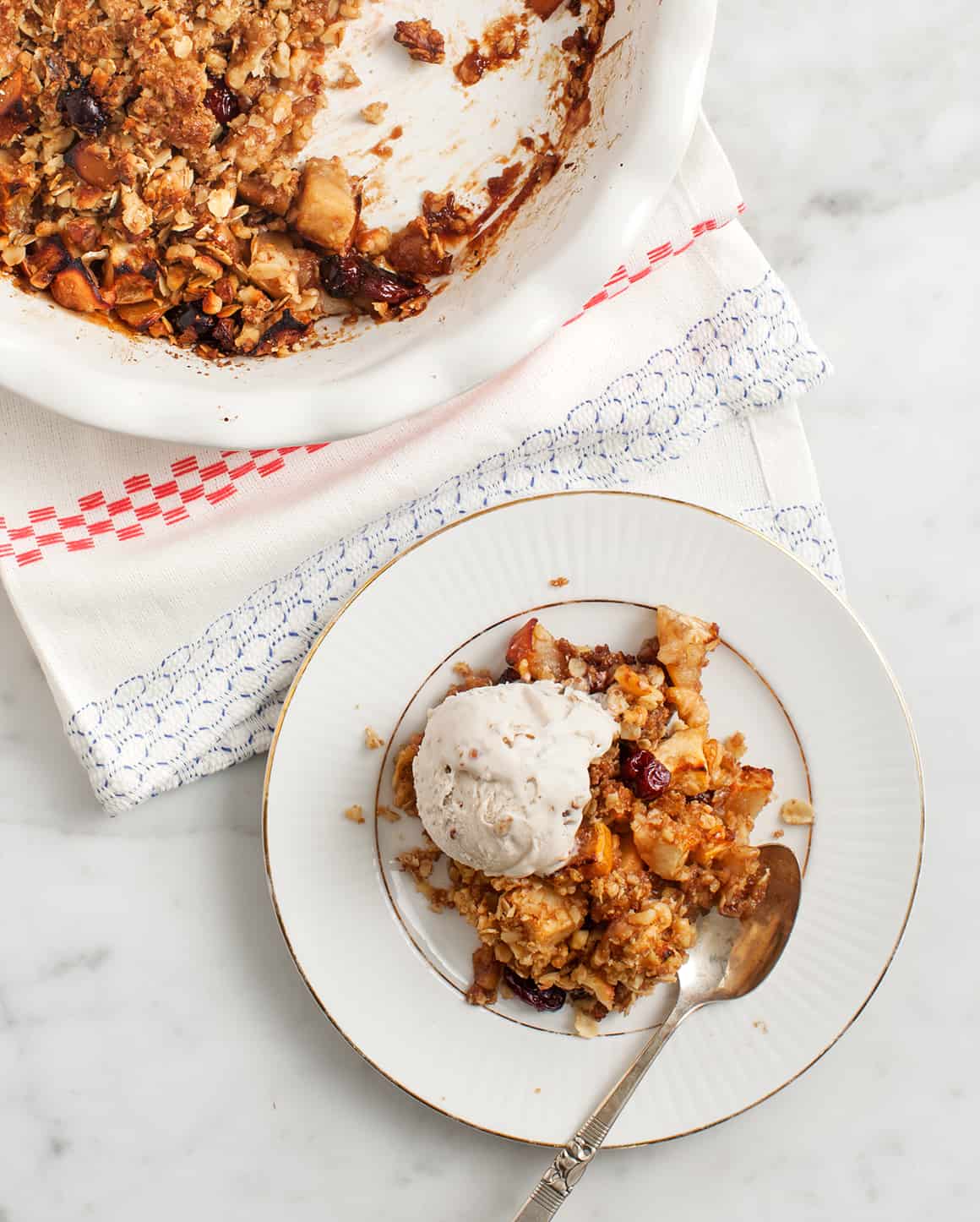Cardamom-Spiced Apple and Oat Crumble