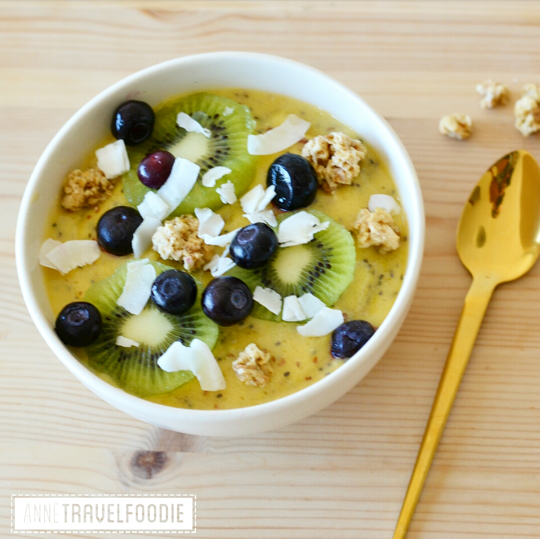 Kiwi-Mango Smoothie Bowl with Chia Toppings