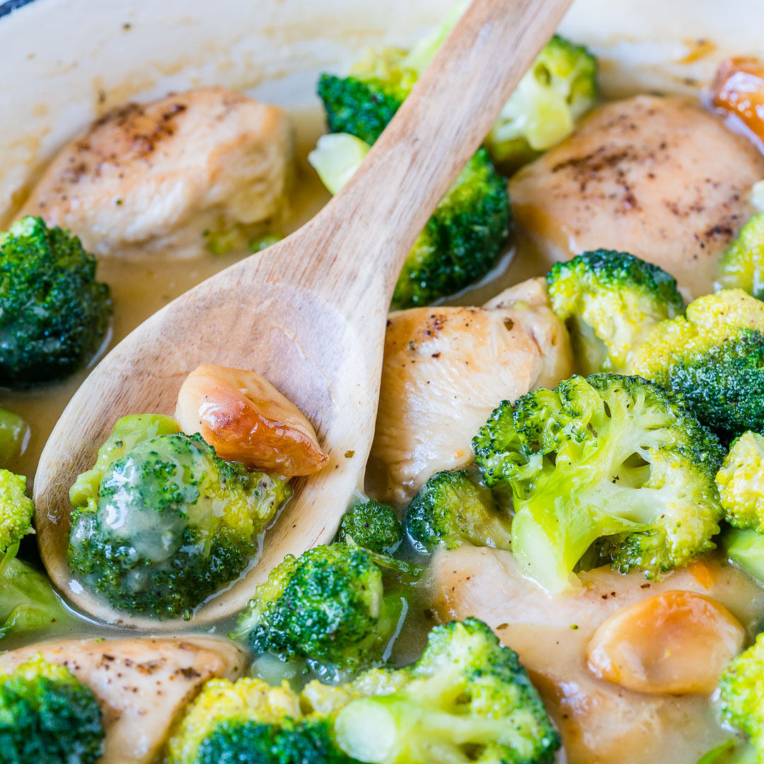 One-Pan Garlic Chicken with Broccoli and Bell Peppers