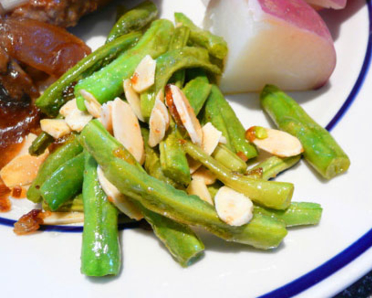Garlicky Sautéed Green Beans with Almonds