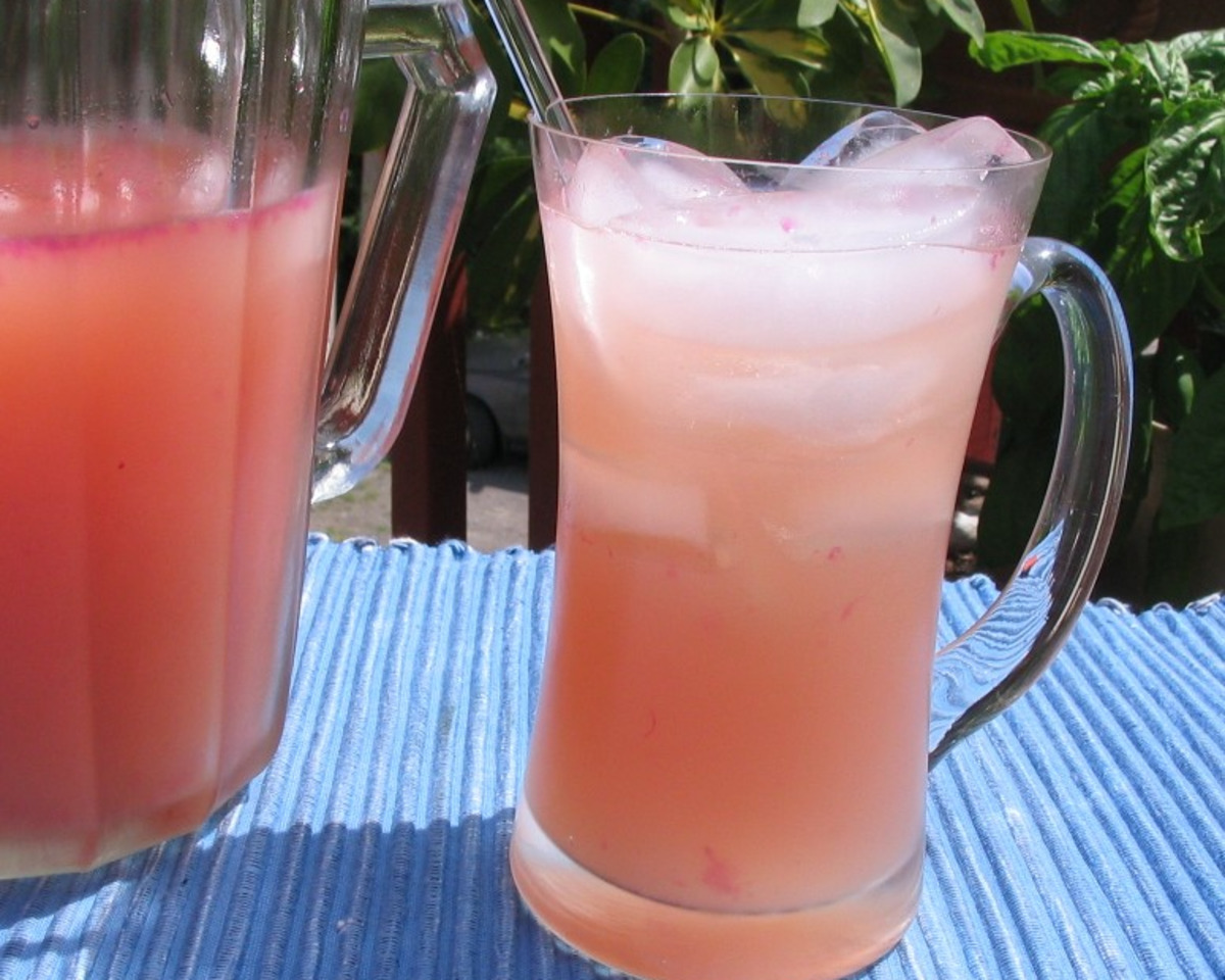 Lavender-Infused Lemonade Spritzer