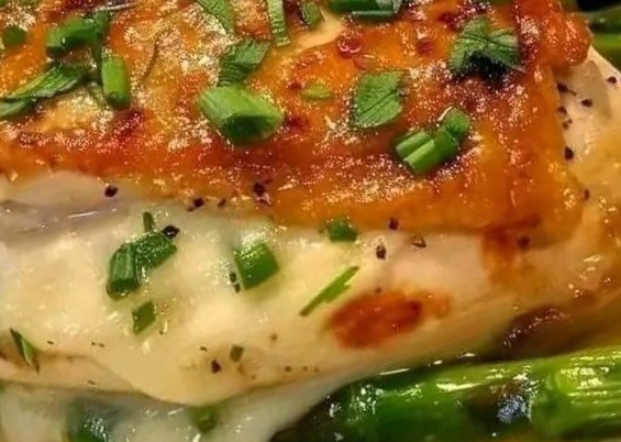 Herb-Infused Chicken Breast with Asparagus
