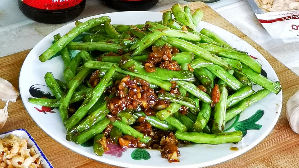 Stir-Fried Green Beans with Dried Shrimp and Shaoxing Wine
