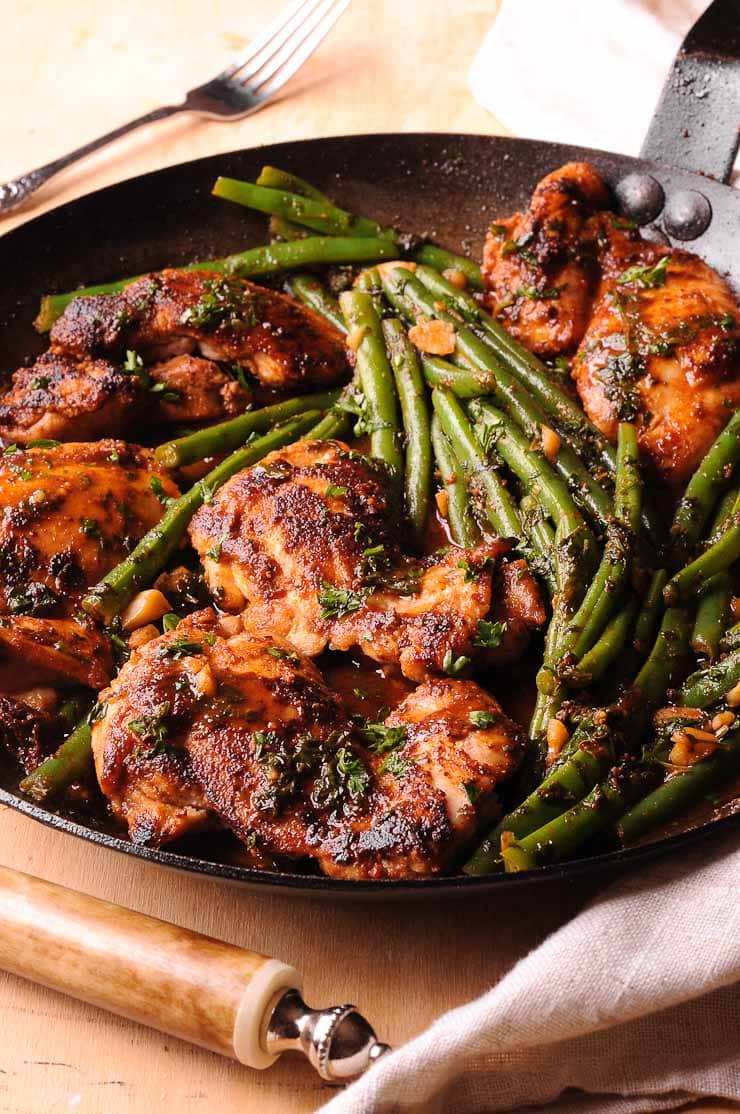 Garlic-Parsley Chicken Thighs with Sautéed Green Beans