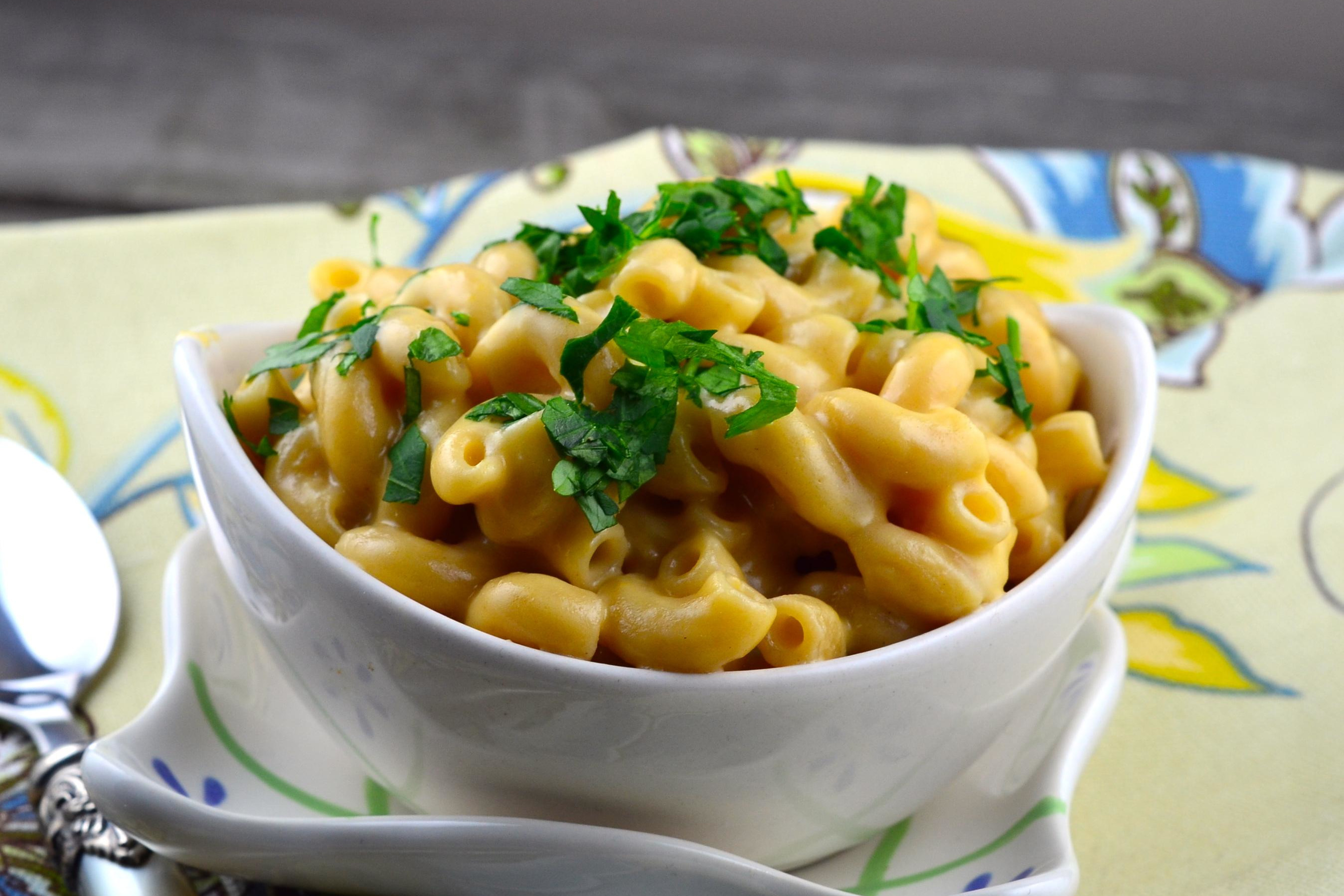Slow-Cooked Cheddar Macaroni and Cheese