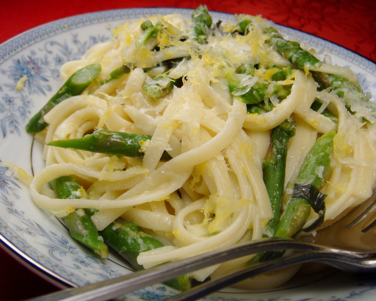 One-Pot Lemon-Pepper Pasta with Asparagus