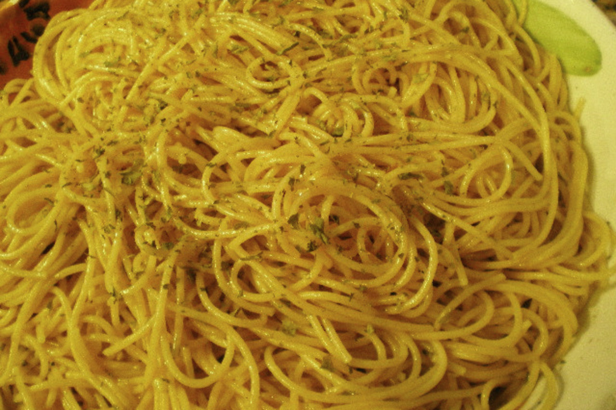 Garlic Sautéed Spaghetti with Olive Oil and Fresh Parsley