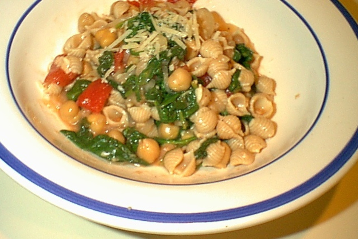Garlic-Saffron Pasta with White Beans and Spinach