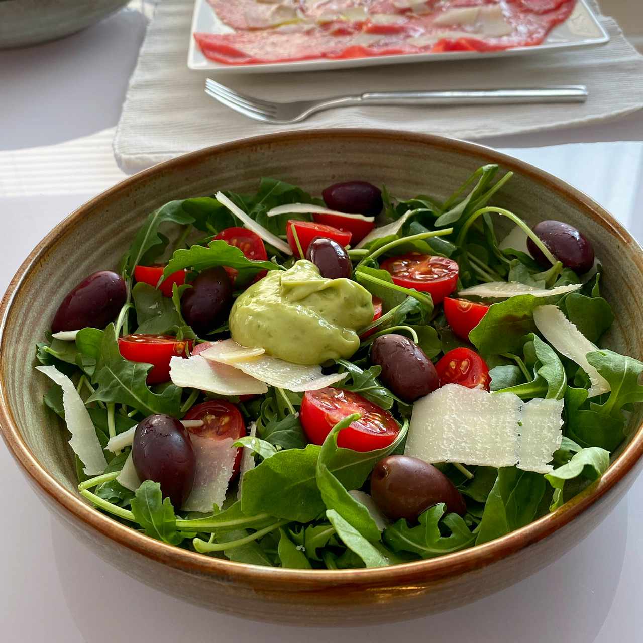 Creamy Avocado and Arugula Salad with Lemon Vinaigrette