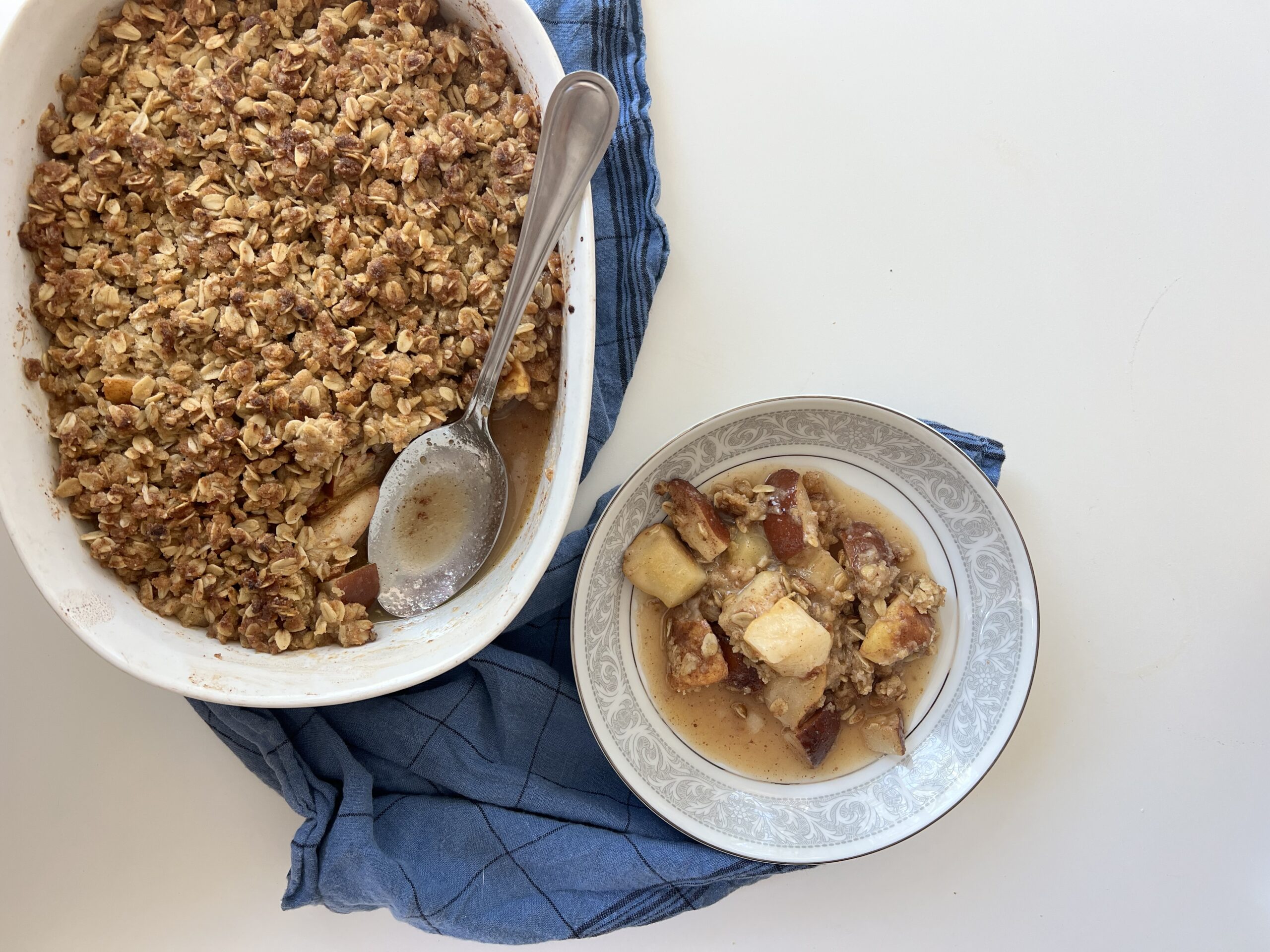 Cinnamon-Roasted Pear and Oat Crumble