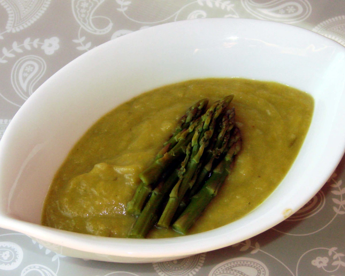 Asparagus-Pea-Leek Soup with Fresh Dill