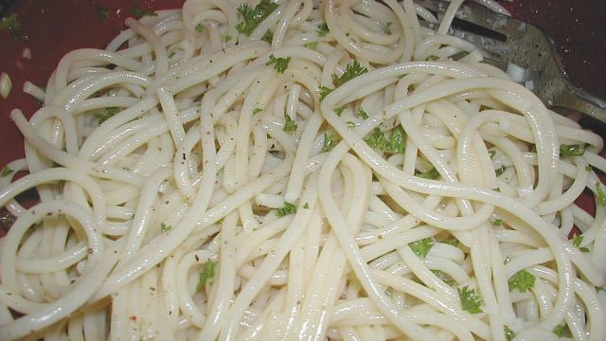 Sautéed Spaghetti with Garlic, Chili Flakes, and Parsley