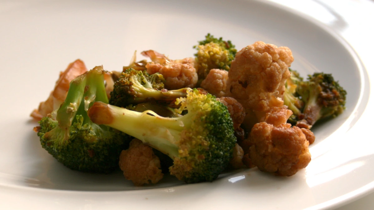 Stir-Fried Chicken and Broccoli with Garlic and Ginger