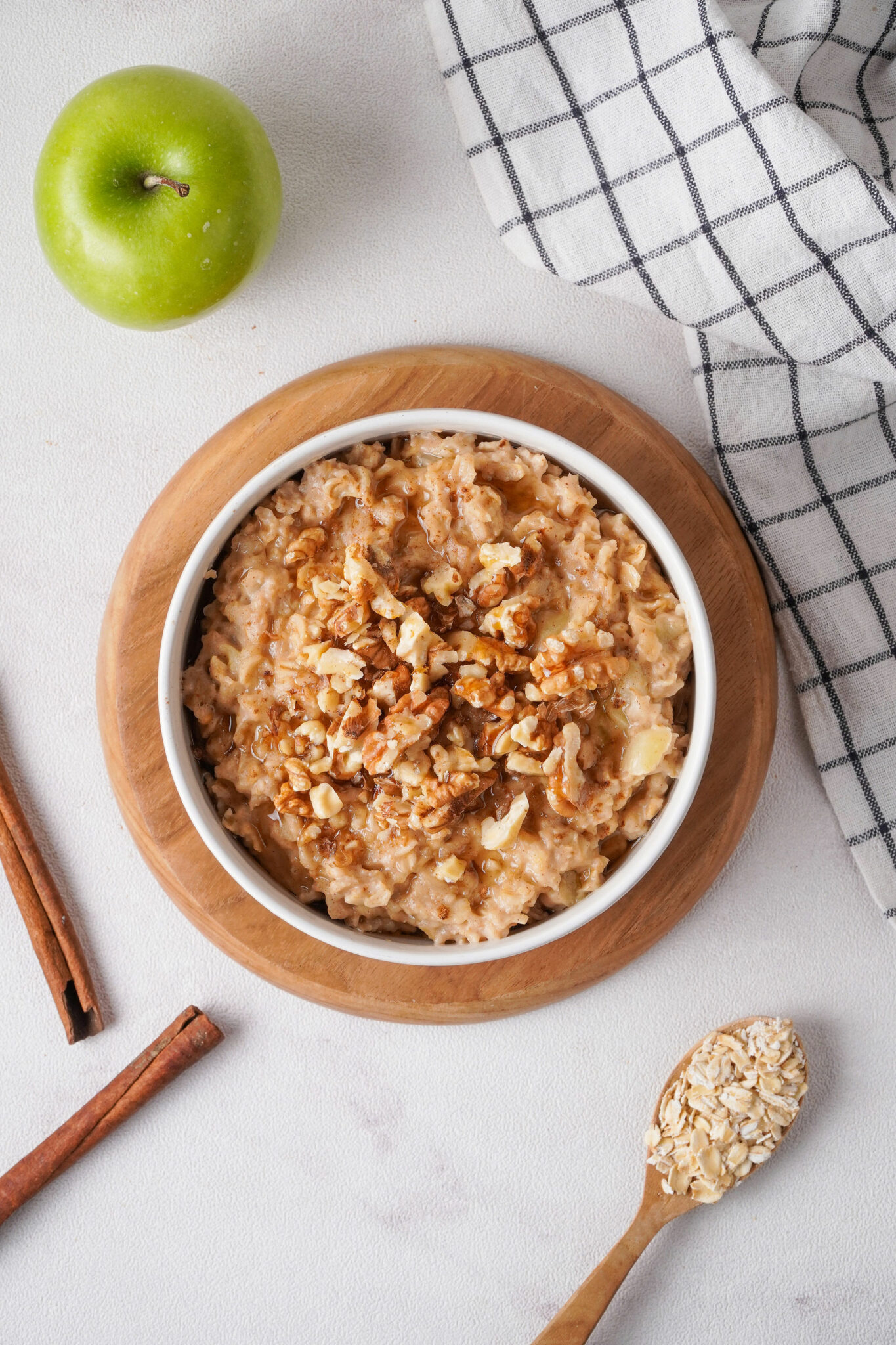 Maple-Pecan Oatmeal with Cinnamon and Bananas