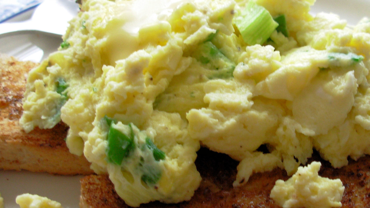Spinach-Chive Scrambled Eggs with Cream