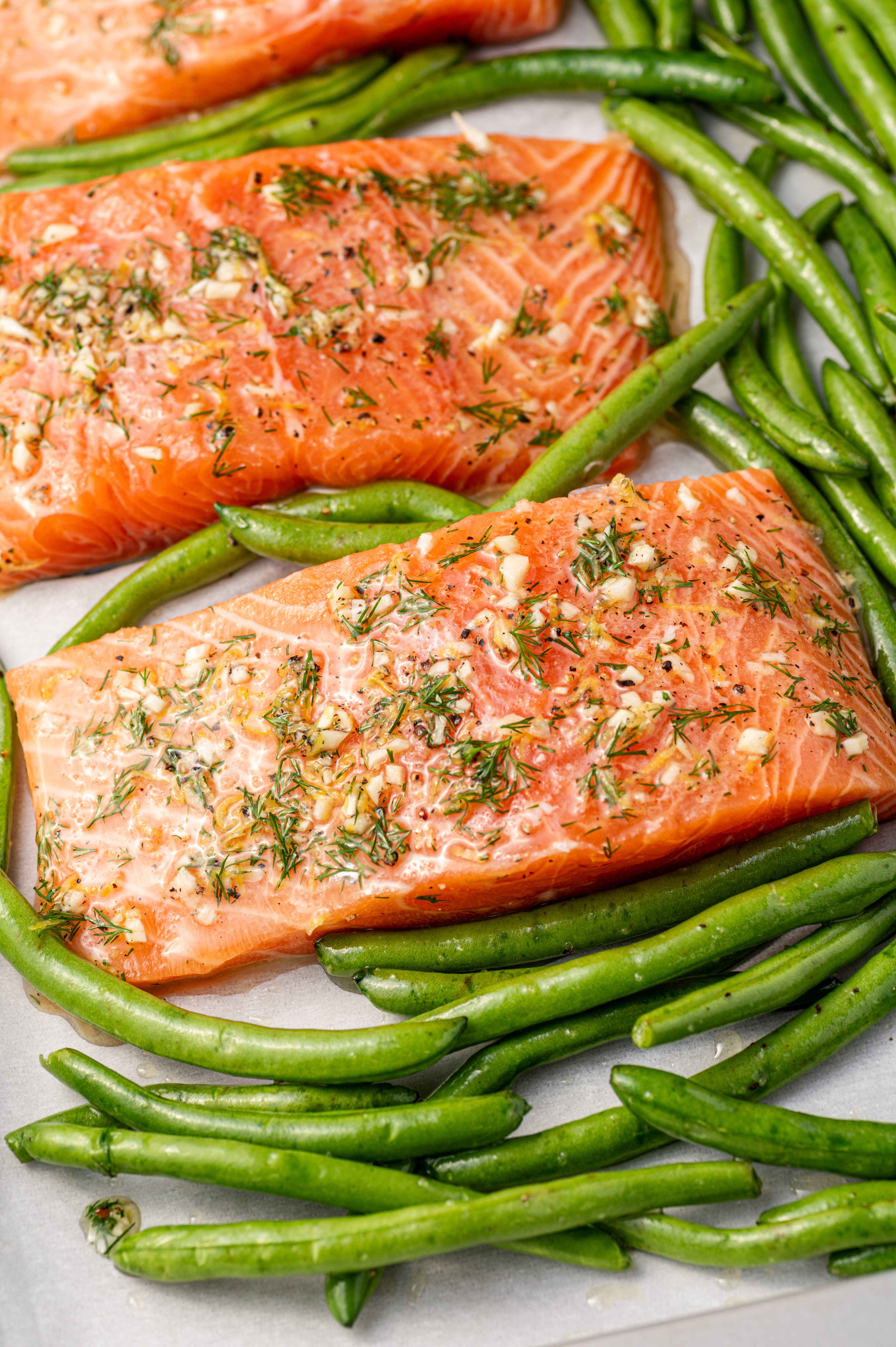 Pan-Seared Salmon with Lemon Dill Sauce and Green Beans