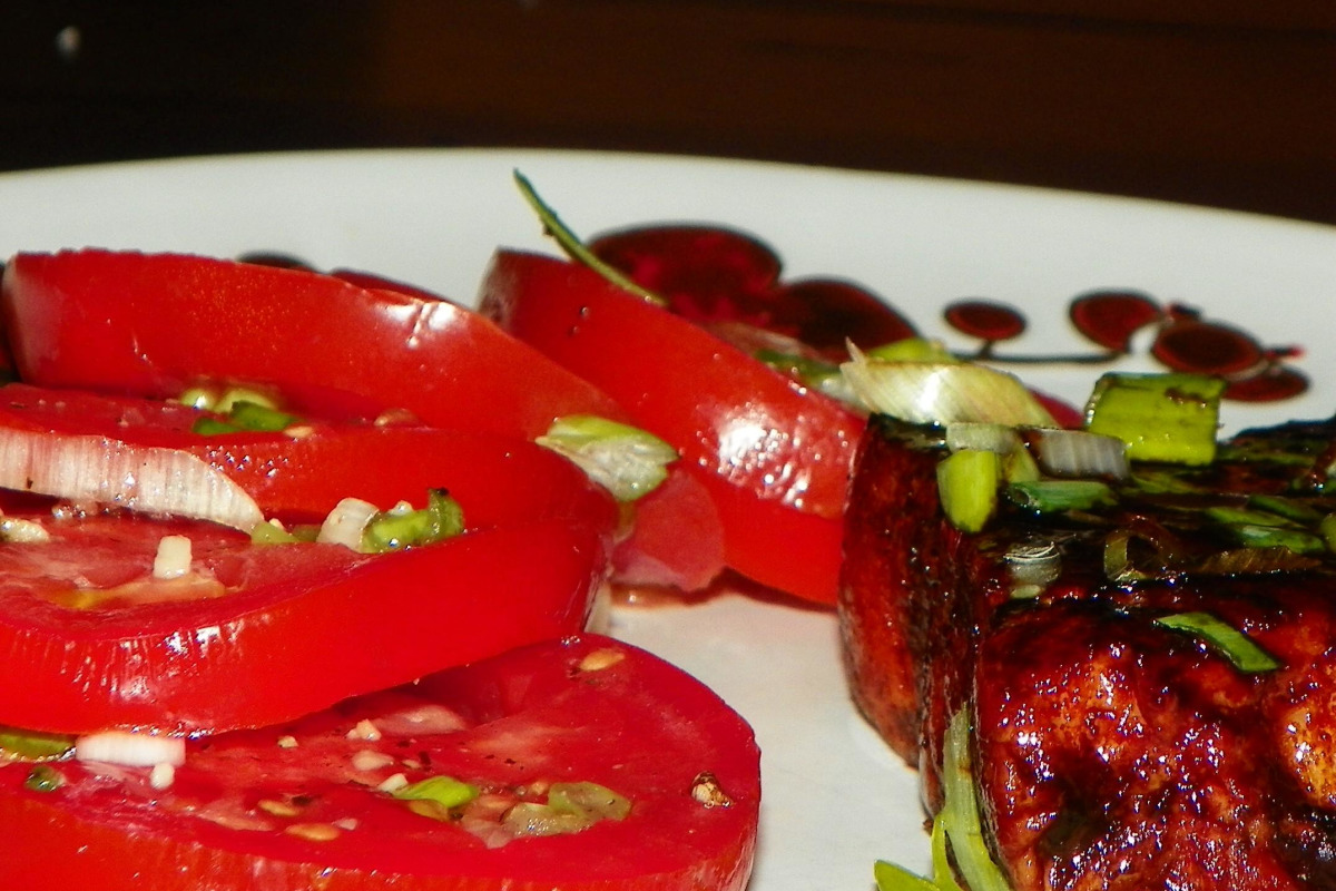 Shan-Style Tomato Salad with Peanuts and Lime Dressing