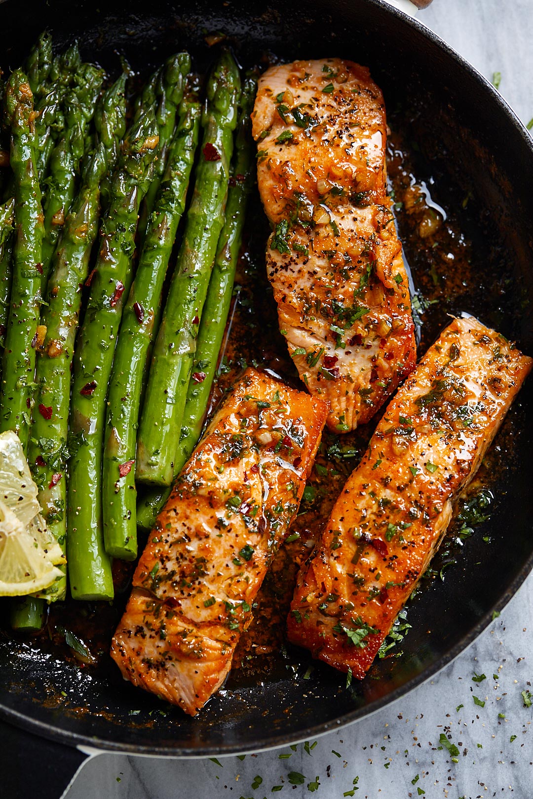 Dill-Scented Salmon with Asparagus