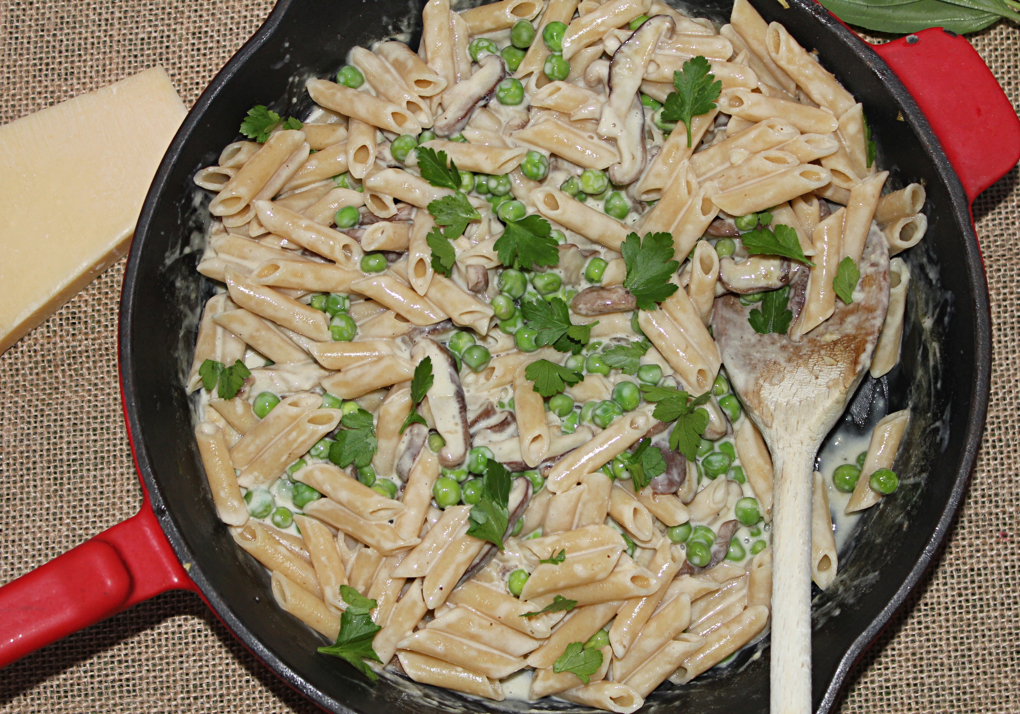 One-Pan Mushroom and Pea Pasta