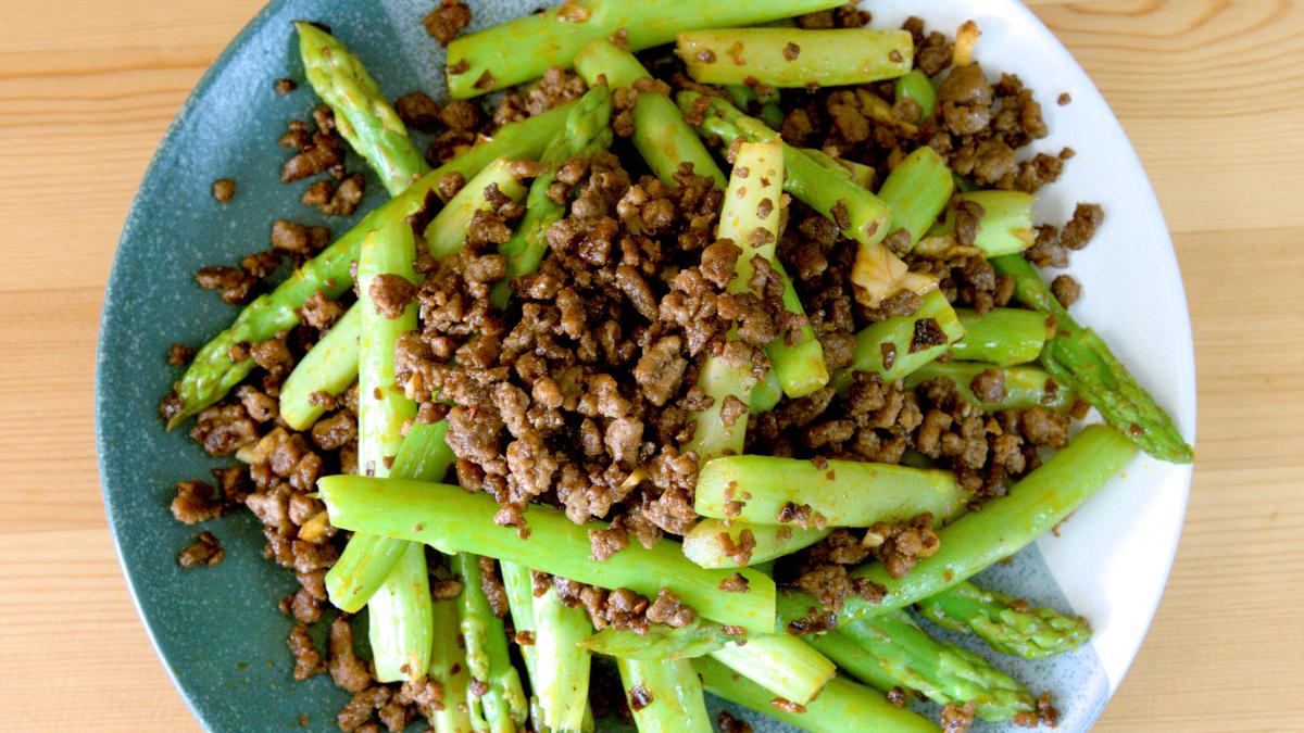 Crispy Pan-Seared Beef with Garlic Butter and Asparagus