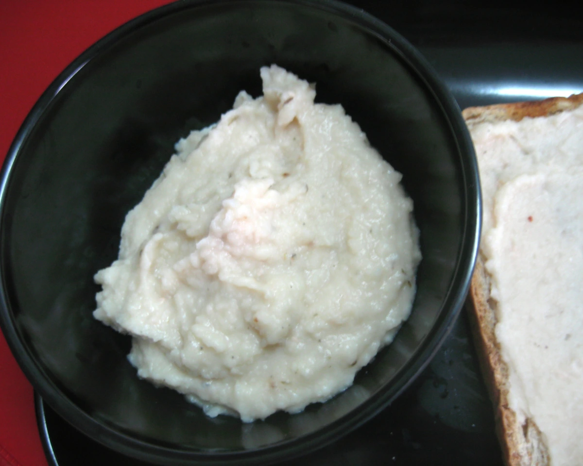 Roasted Garlic and White Bean Spread with Lemon and Thyme