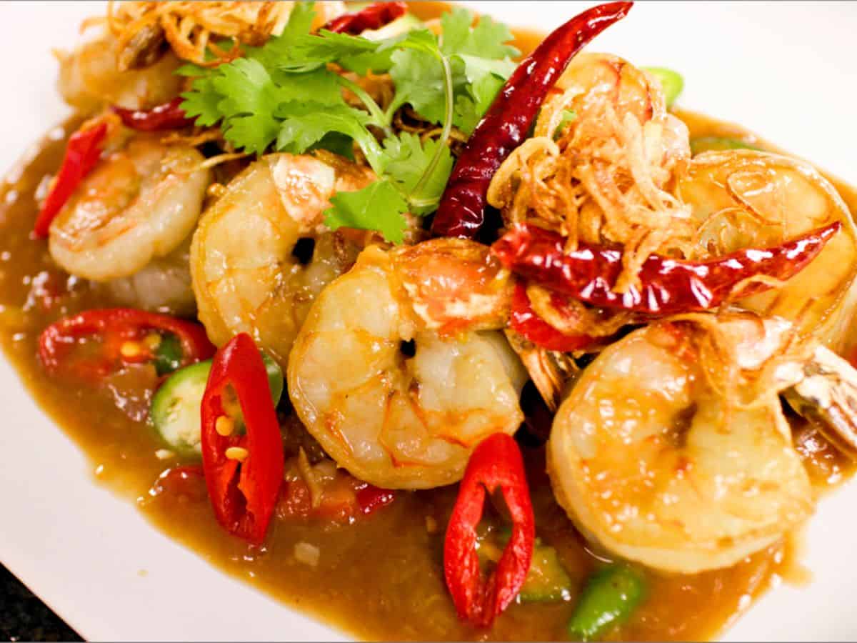 Stir-Fried Pad Thai with Tamarind Sauce and Shrimp