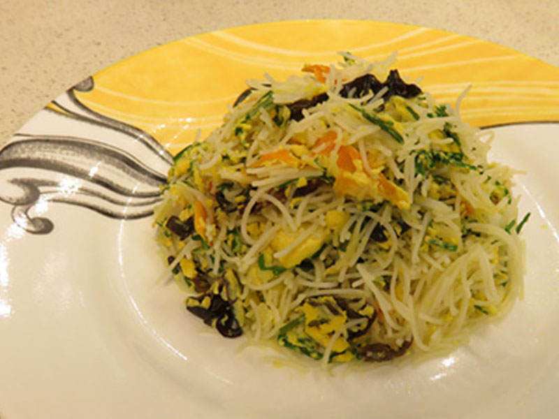 Stir-Fried Thai Thin Rice Noodles with Eggs and Peanuts