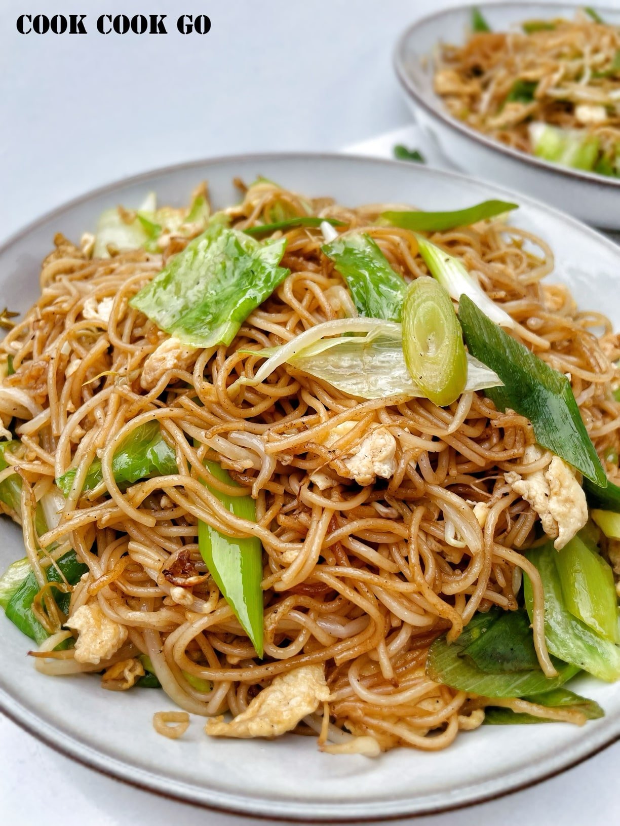 Stir-Fried Thai Thin Rice Noodles with Eggs and Crushed Peanuts