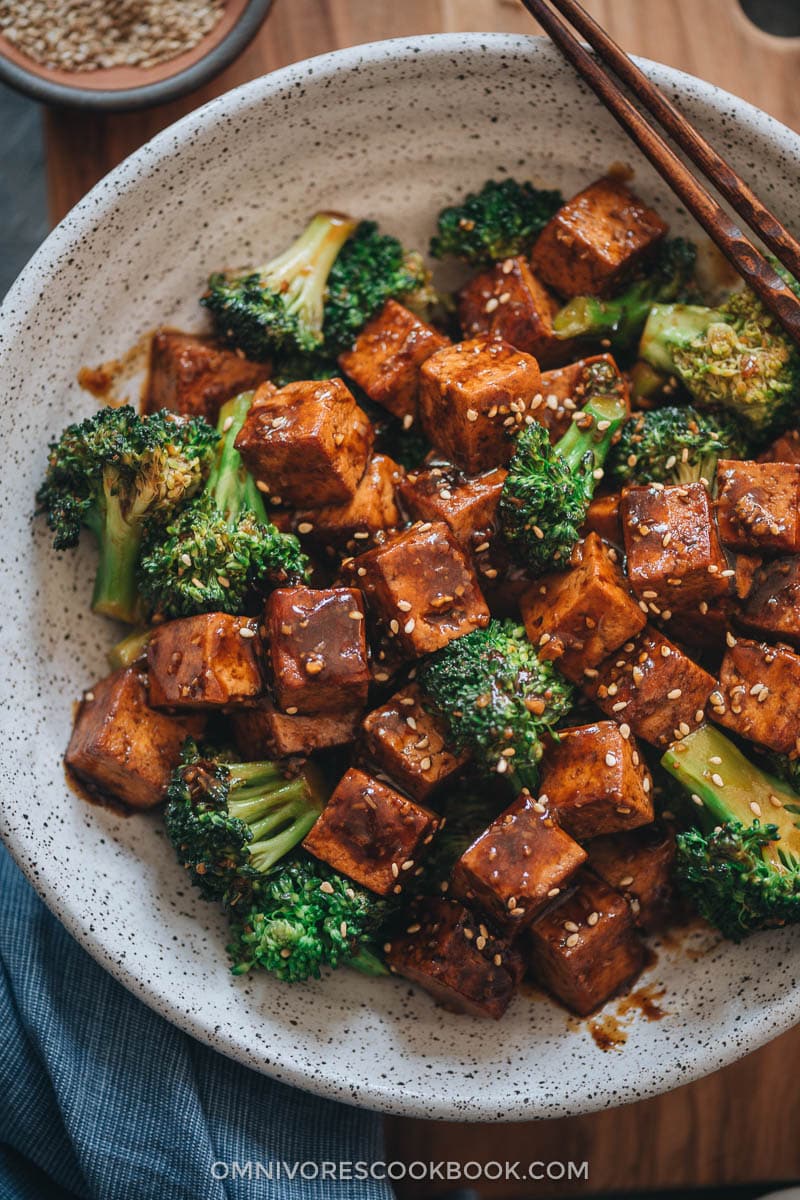 Stir-Fried Tofu and Broccoli with Spicy Garlic Sauce