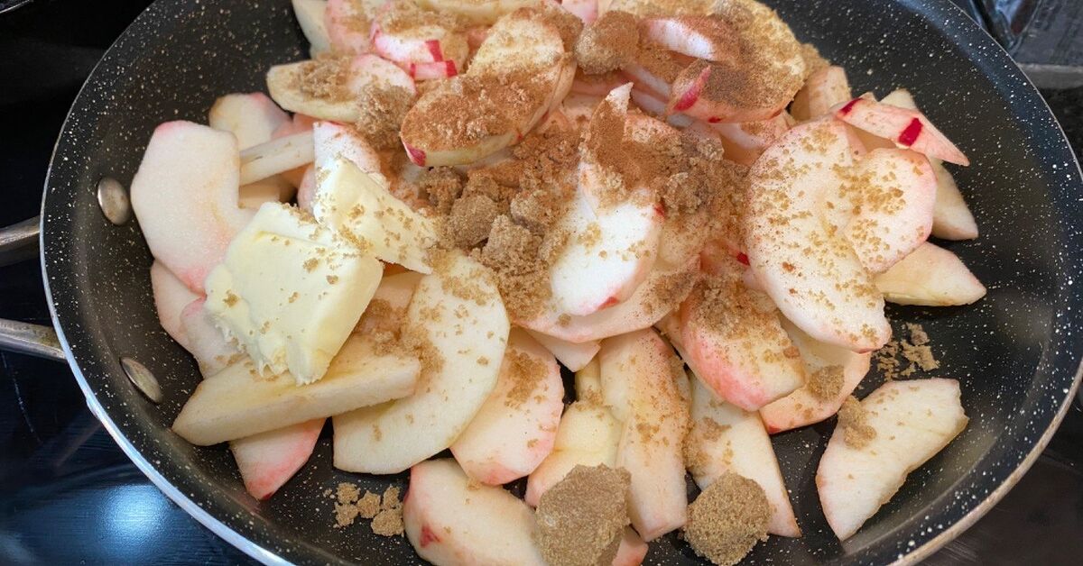 Caramelized Apple and Cinnamon Dutch Baby Pancake