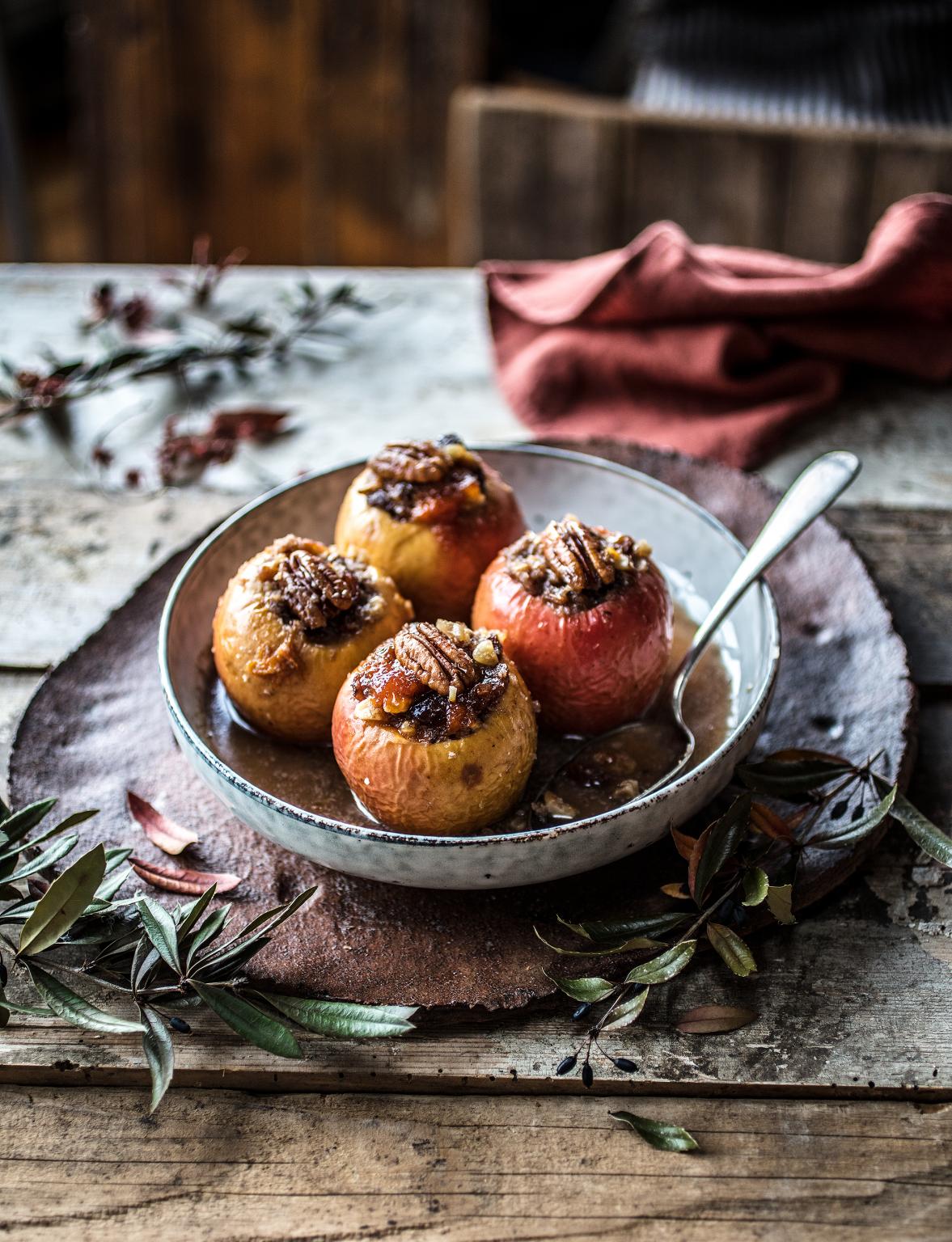 Cinnamon-Spiced Baked Apples with Maple Pecan Topping