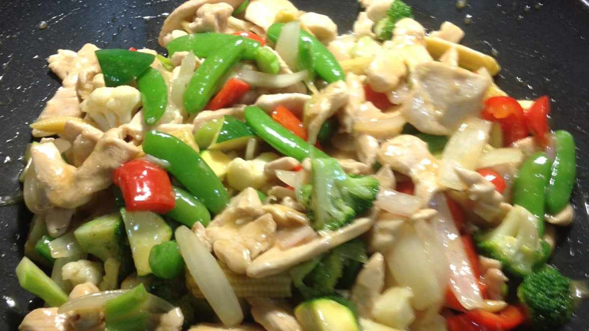 Ginger Chicken Stir-Fry with Snow Peas