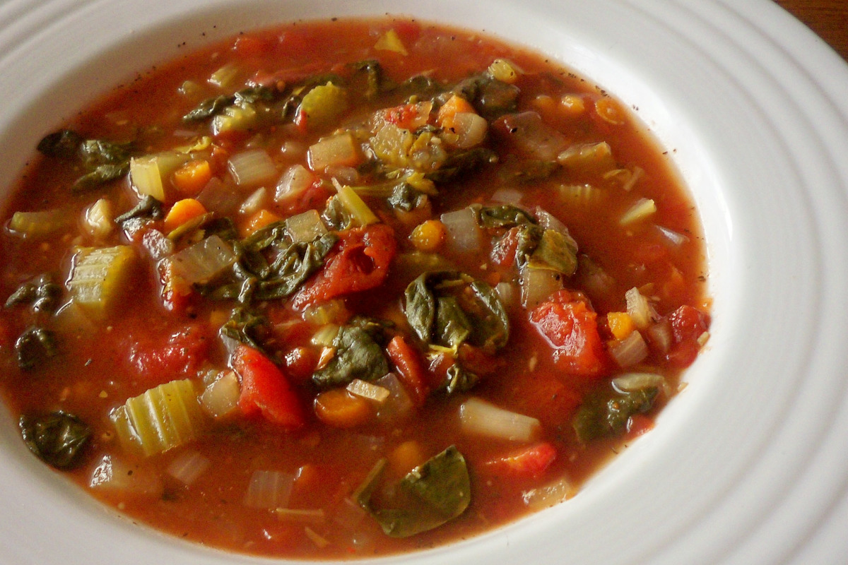 Color-Contrast Tomato and Spinach Soup