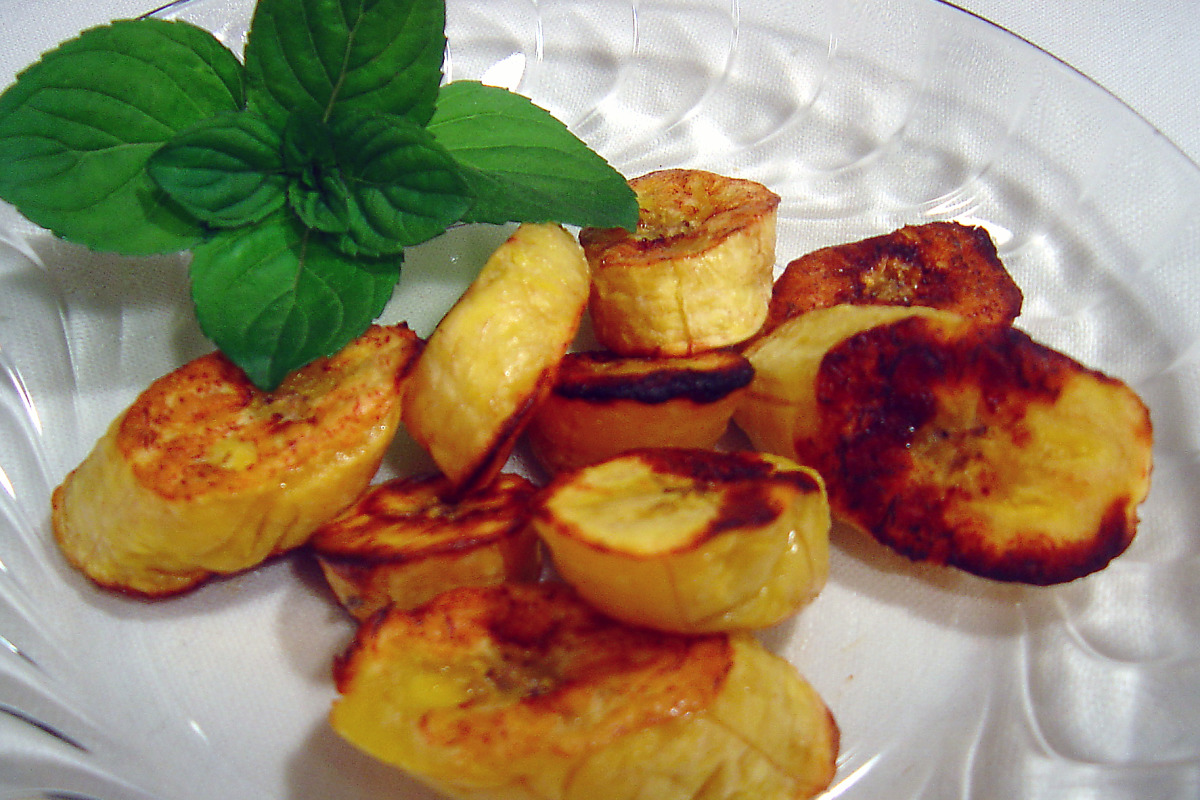 Baked Sweet Plantains with Cinnamon and Honey Drizzle